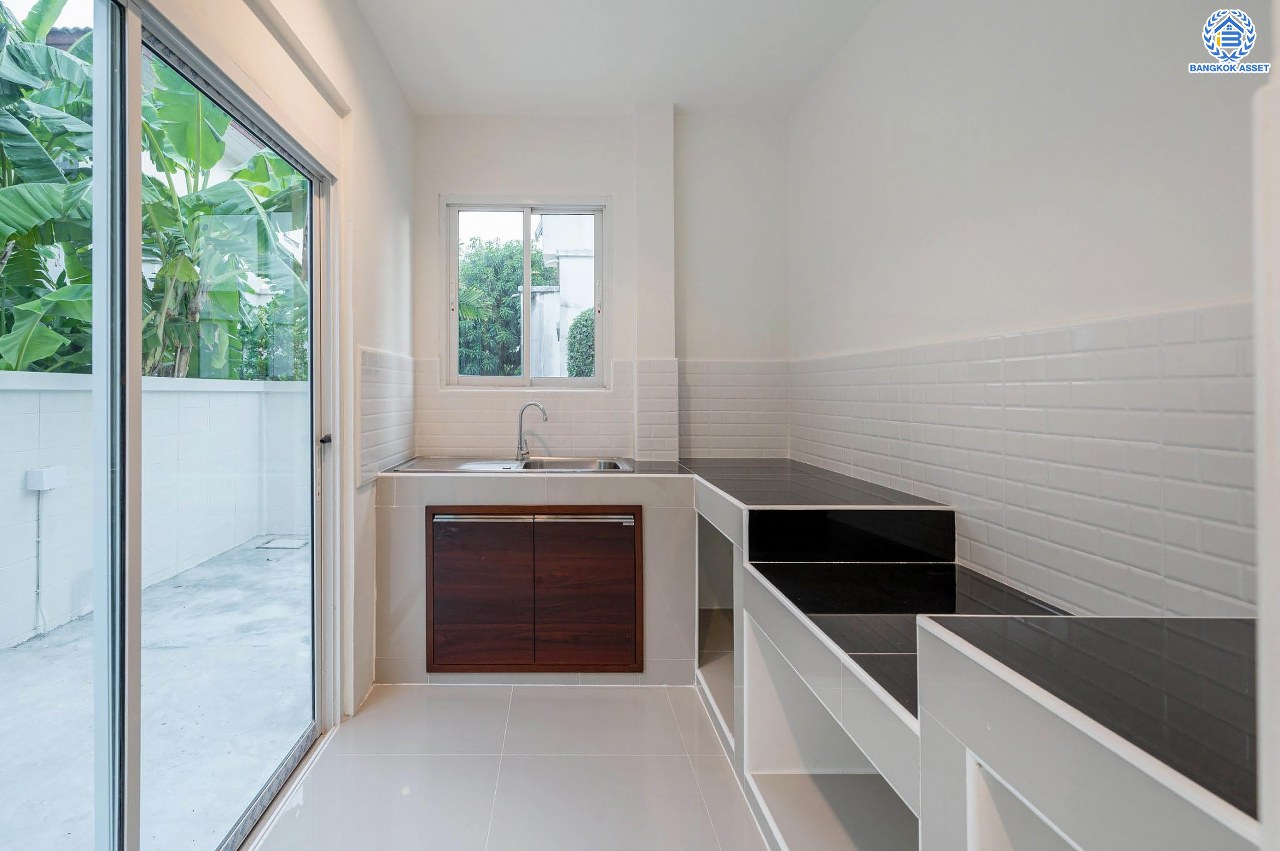 บ้านมือสองตกแต่งใหม่ โครงการ ชลลดา วัดลาดปลาดุก คุณภาพระดับ L&H บนเนื้อที่ 52.5 ตร.ว. พร้อมฟังก์ชัน 3 ห้องนอน 2 ห้องน้ำ จอดรถได้ 1 คัน บนทำเลศักยภาพ เพียง 15 นาทีถึงเซ็นทรัลเวสท์เกต ใกล้รถไฟฟ้าสายสีม่วง "สถานีคลองบางไผ่"